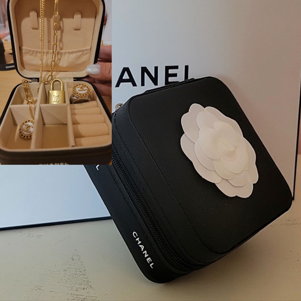 Authentic CHANEL ribbon Embellished jewelry box - Picture 2 of 6